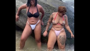 Femei in bikini se fut ca nebunele